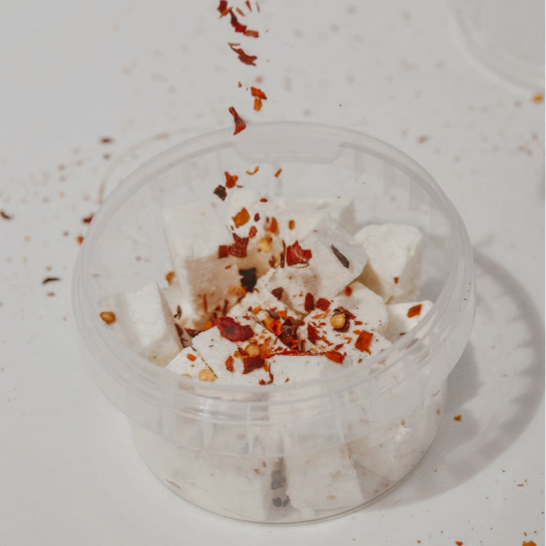 Queso tipo feta de cabra en aceite con pimienta roja