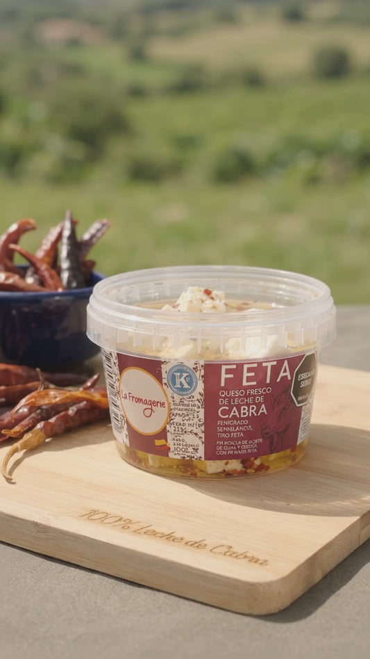 Queso tipo feta de cabra en aceite con pimienta roja