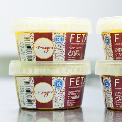 Queso tipo feta de cabra en aceite con pimienta roja